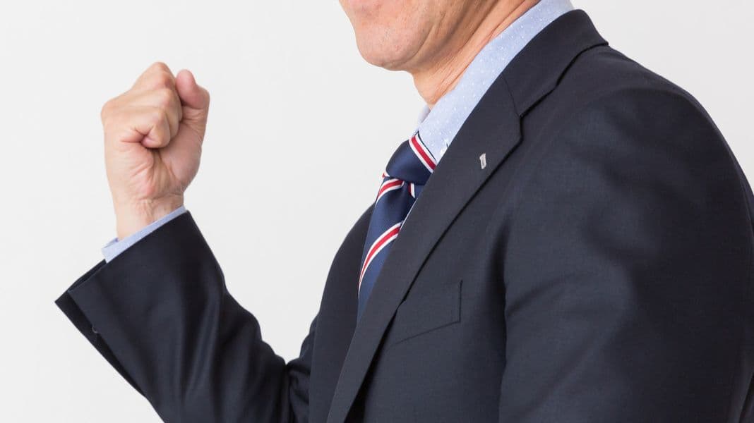 男性がガッツポーズをしている、採用メッセージのイメージ写真