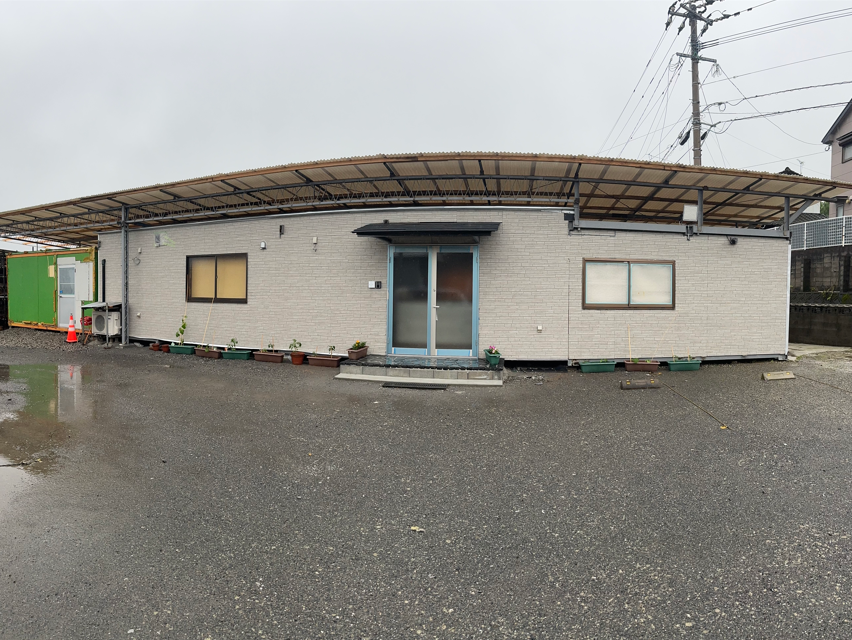 正面から見た社屋の写真