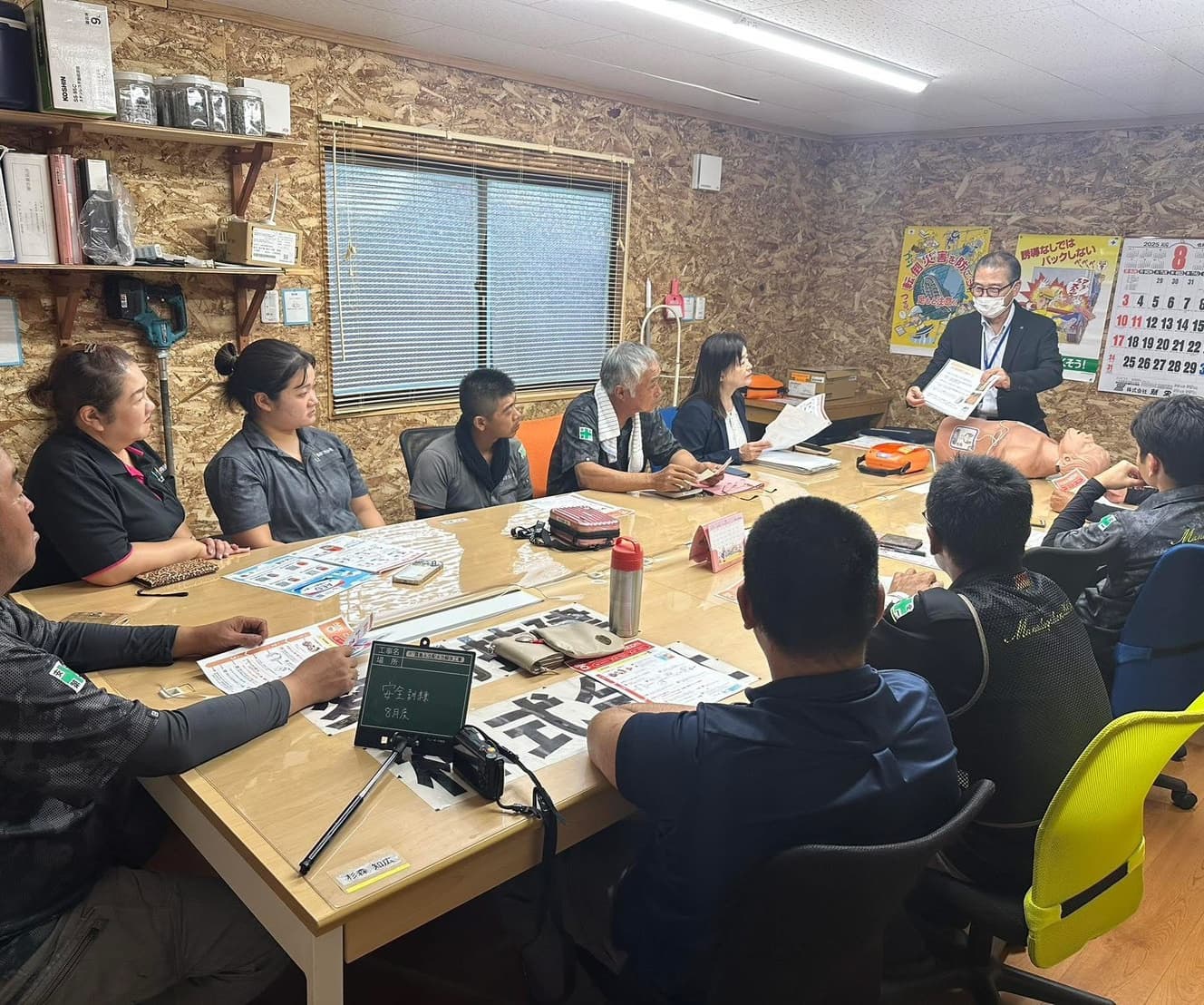 AEDの使い方の説明を受けている様子写真